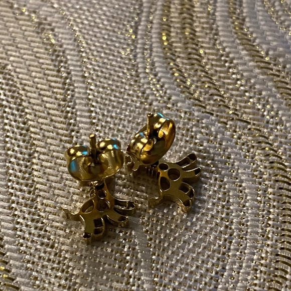 Adorable Smiling Giraffe Stud Earrings (Stainless Steel, Gold Tone) 🦒 - Picture 3 of 3